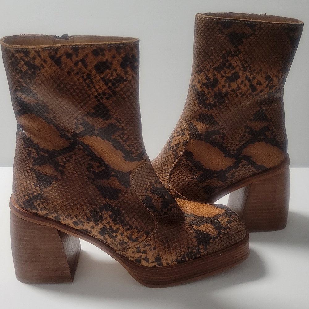 Free People Ruby Sz 38.5 (sz 8-8.5) Brown Snakeskin Platform Style Bootie